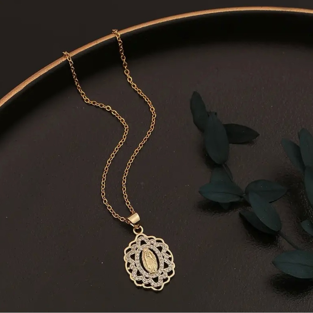 Virgin Mary Pendant Necklace - Picture 3 of 6